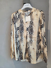 Lade das Bild in den Galerie-Viewer, 9325SN Bluse V Snake Print
