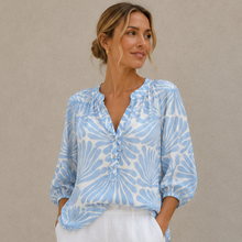 Lade das Bild in den Galerie-Viewer, 8302BL Bluse V Musselin mit Blätterdruck
